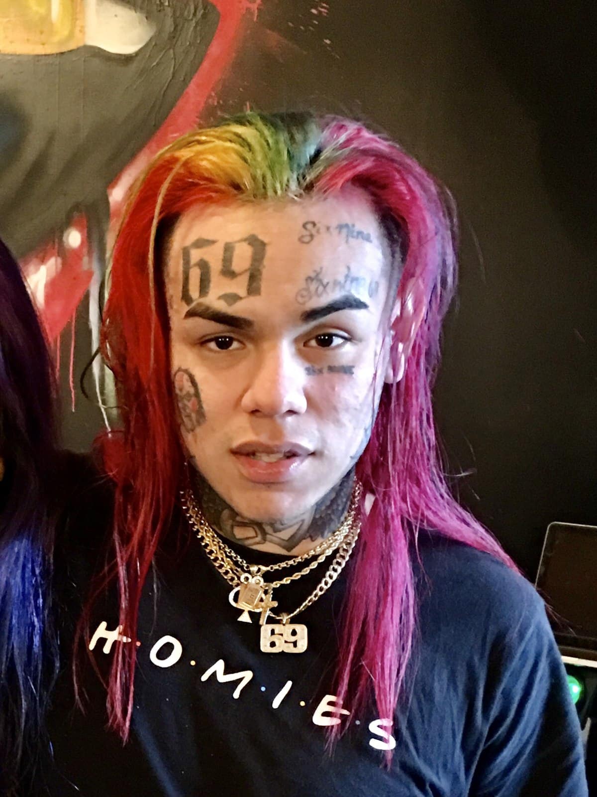 descubre cuando salio libre el cantante 6ix9ine y su impactante regreso a la musica